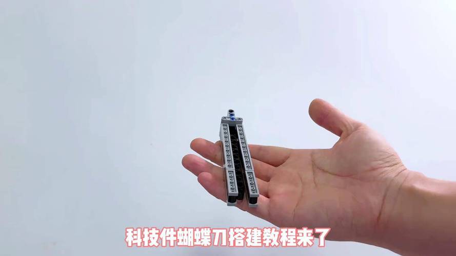 玩具蝴蝶刀和真正的蝴蝶刀的对比