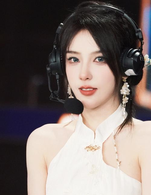 虎牙迎来《英雄联盟》女导师小苍,她很出名吗?
