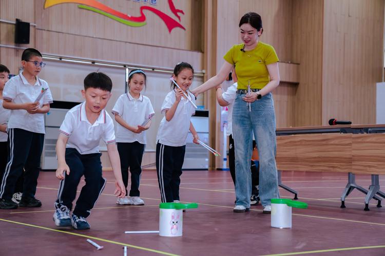 一个适合小学生室内玩的游戏